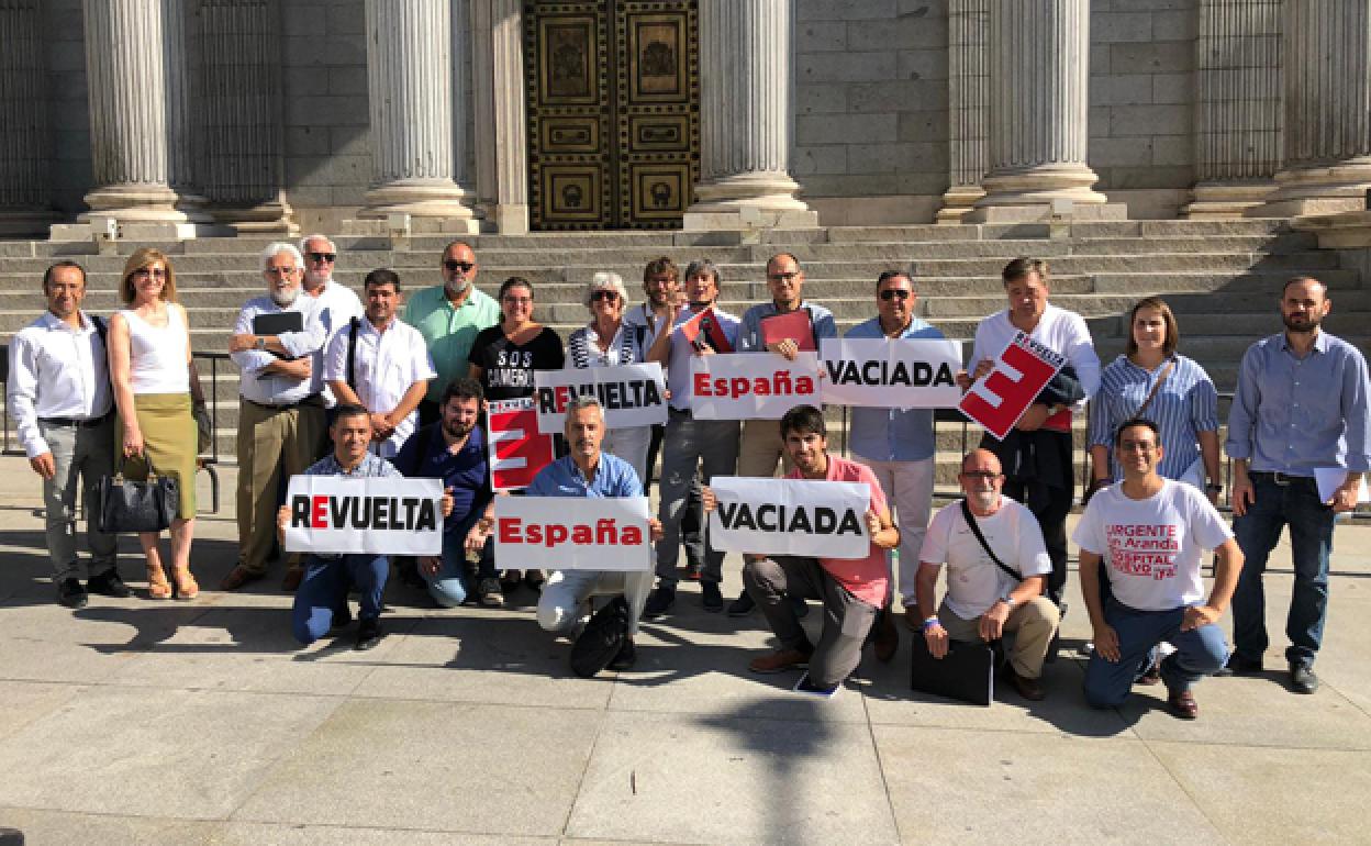 Representantes burgaleses de la Plataforma contra la Despoblación de Burgos, en Madrid. 