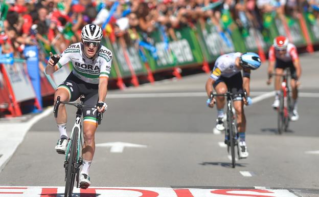 Sam Bennett celebra la victoria en Oviedo