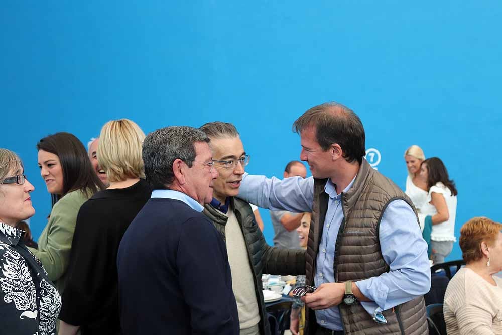 El Partido Popular ha celebrado su tradicional comida de hermandad para arrancar el curso político |Alcaldes, concejales y demás cargos públicos y políticos se han dado cita en Arcos de la Llana
