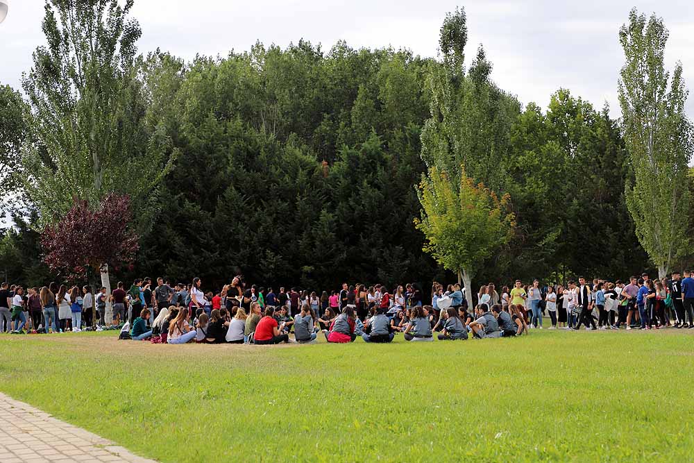 En la tarde de este lunes numeros universitarios se han concentrado a celebrar el inicio del periodo lectivo