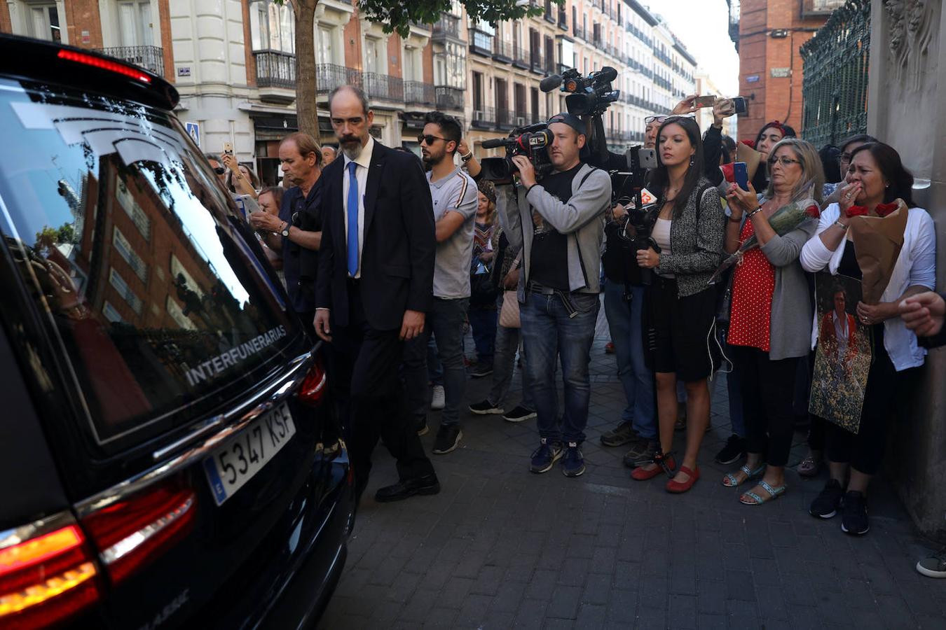 El coche fúnebre que transporta el ataud de Camilo Sesto llega a la SGAE, en Madrid.