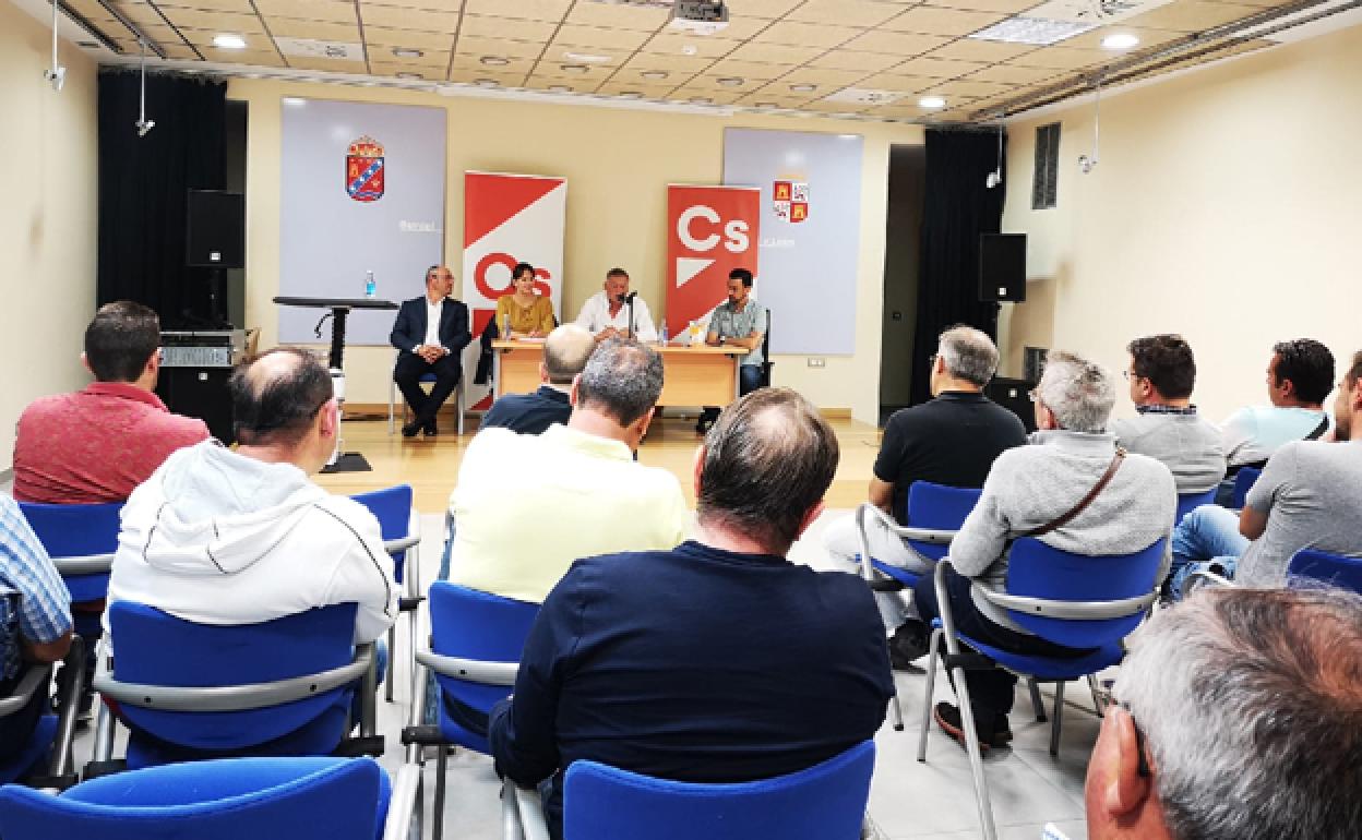 Reunión de los diputados provinciales de la formación liberal en Buniel. 