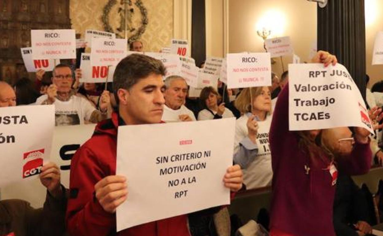 Los sindicatos protestan en el Pleno de la Diputación de Burgos por la RPT. 