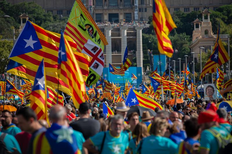 Cientos de miles de personas se manifestaron este miércoles en Barcelona a favor de la independencia y reclamando la libertad de los presos secesionistas. Según la Guardia Urbana, en torno a 600.000 personas participaron en la protesta organizada por la ANC y Ómnium Cultural, convertida ya en una tradición en el inicio político en Cataluña. La jornada terminó con el desalojo del parque de la Ciutadella de Barcelona tras dispersar a los cerca de 300 manifestantes independentistas que se concentraban las puertas del Parlament, entre insultos y momentos de tensión de los Mossos d'Esquadra con algunos grupos de activistas.