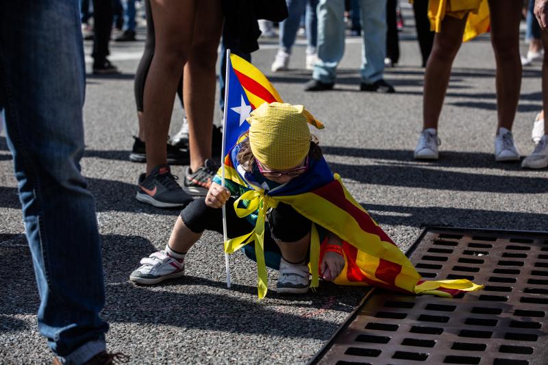 Cientos de miles de personas se manifestaron este miércoles en Barcelona a favor de la independencia y reclamando la libertad de los presos secesionistas. Según la Guardia Urbana, en torno a 600.000 personas participaron en la protesta organizada por la ANC y Ómnium Cultural, convertida ya en una tradición en el inicio político en Cataluña. La jornada terminó con el desalojo del parque de la Ciutadella de Barcelona tras dispersar a los cerca de 300 manifestantes independentistas que se concentraban las puertas del Parlament, entre insultos y momentos de tensión de los Mossos d'Esquadra con algunos grupos de activistas.