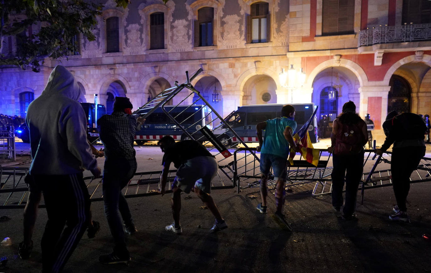 Cientos de miles de personas se manifestaron este miércoles en Barcelona a favor de la independencia y reclamando la libertad de los presos secesionistas. Según la Guardia Urbana, en torno a 600.000 personas participaron en la protesta organizada por la ANC y Ómnium Cultural, convertida ya en una tradición en el inicio político en Cataluña. La jornada terminó con el desalojo del parque de la Ciutadella de Barcelona tras dispersar a los cerca de 300 manifestantes independentistas que se concentraban las puertas del Parlament, entre insultos y momentos de tensión de los Mossos d'Esquadra con algunos grupos de activistas.