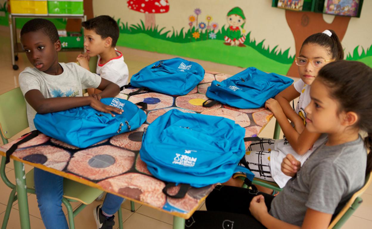 Niños con material escolar facilitado por 