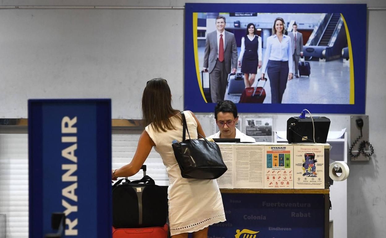 Una pasajera de Ryanair, preparada para facturar su equipaje.