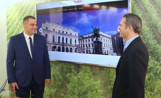 El concejal Levi Moreno, a la izquierda, charla con el responsable de la unión temporal de empresas (UTE) que gestiona el centro de recepción de visitantes (CITUR) de Burgos, Isidro Juárez.