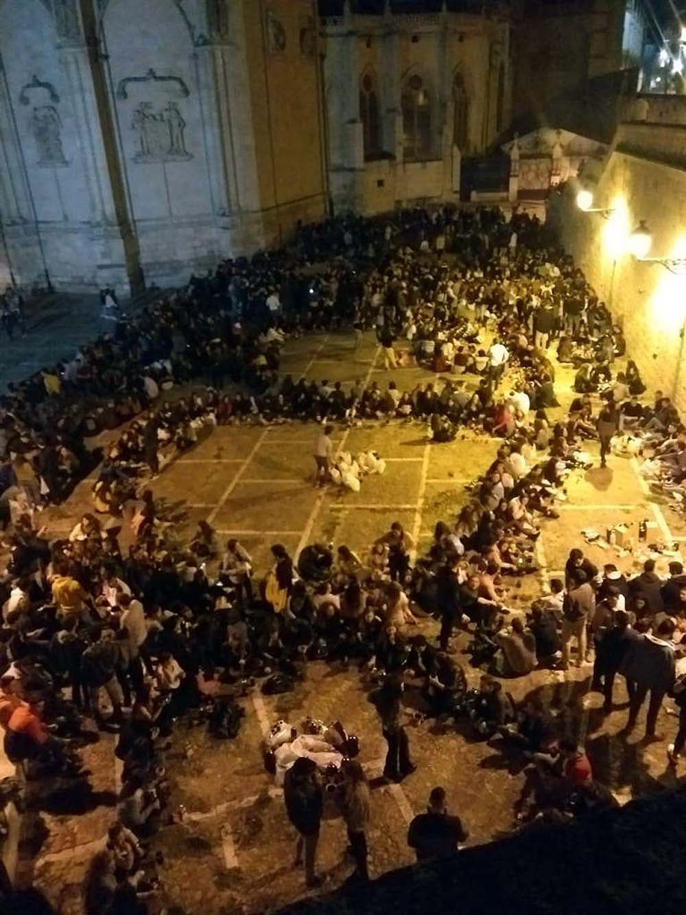 En la noche del jueves se congregaron centenares de estudiantes a los pies de la Catedral en la primera semana de clases y el ruido impidió dormir a los vecino