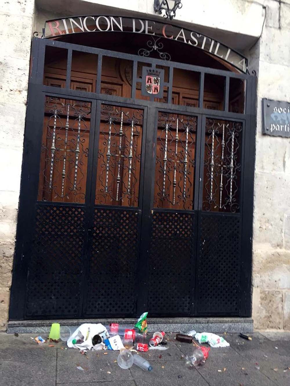 En la noche del jueves se congregaron centenares de estudiantes a los pies de la Catedral en la primera semana de clases y el ruido impidió dormir a los vecino