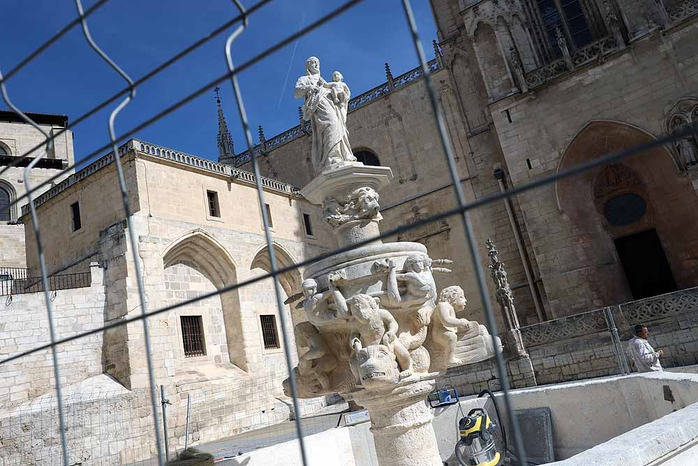 El monumento ya se ha desprendido de la lona que lo cubría durante su restauración completa | Todavía se pueden ver las vallas de perimetración que se retirarán en breve