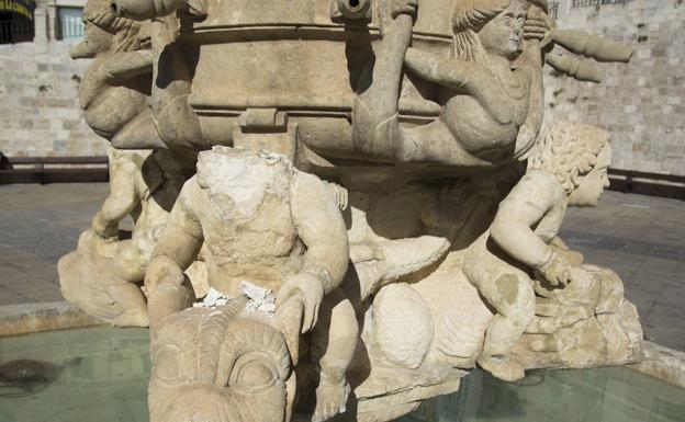 Figuras de la fuente antes de su restauración. 