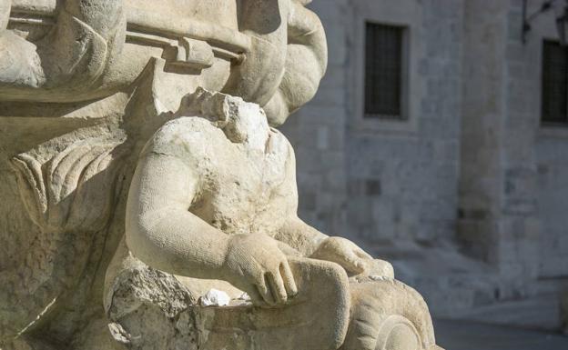 Figuras de la fuente antes de su restauración. 