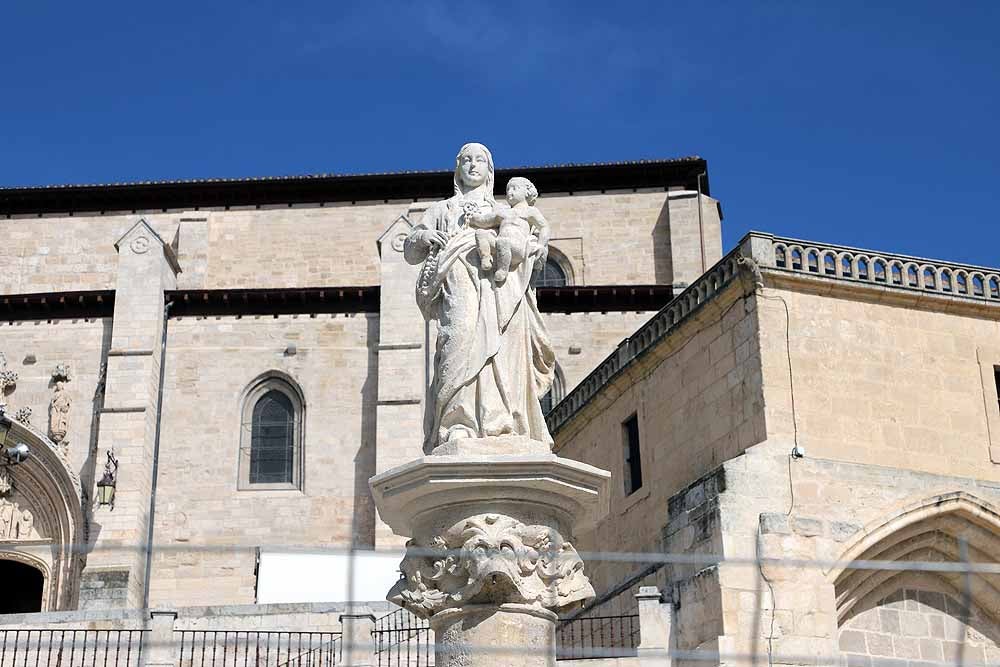 El monumento ya se ha desprendido de la lona que lo cubría durante su restauración completa | Todavía se pueden ver las vallas de perimetración que se retirarán en breve