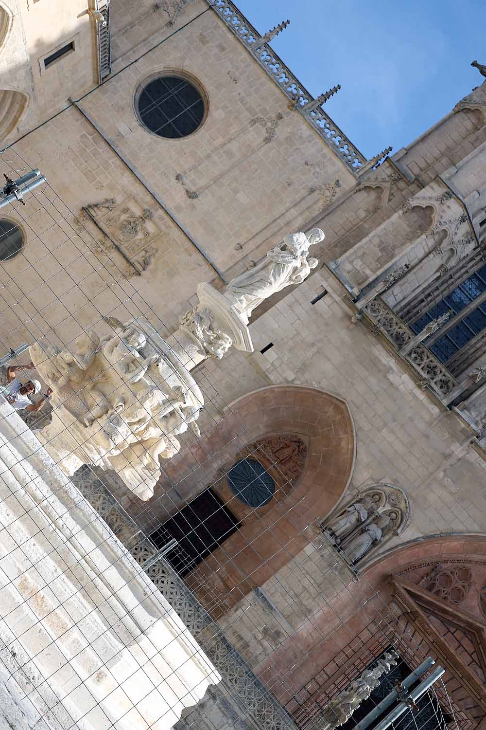 El monumento ya se ha desprendido de la lona que lo cubría durante su restauración completa | Todavía se pueden ver las vallas de perimetración que se retirarán en breve