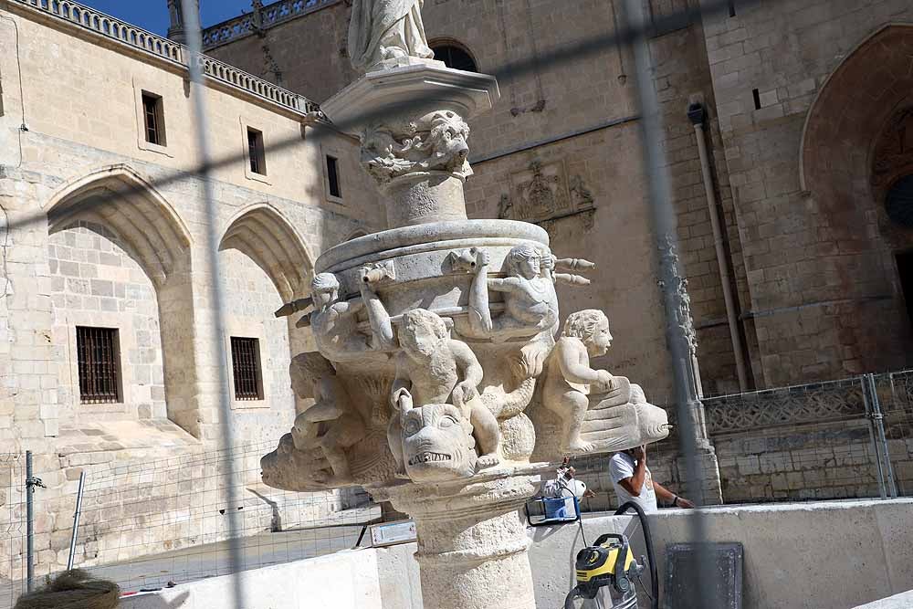 El monumento ya se ha desprendido de la lona que lo cubría durante su restauración completa | Todavía se pueden ver las vallas de perimetración que se retirarán en breve