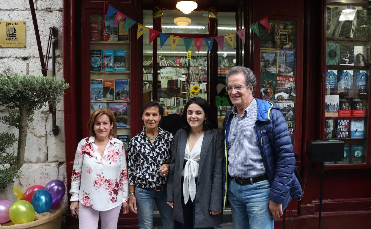 Ana Isabel Cámara, a la izquierda, y Candela Ibáñez, la segunda por la derecha, han sido las ganadoras del concurso de relatos cortos de la Librería del Espolón.