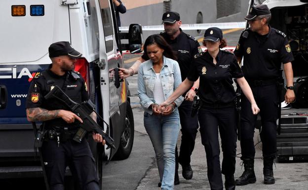 Ana Julia Quezada llega a la Audiencia Provincial de Almería.