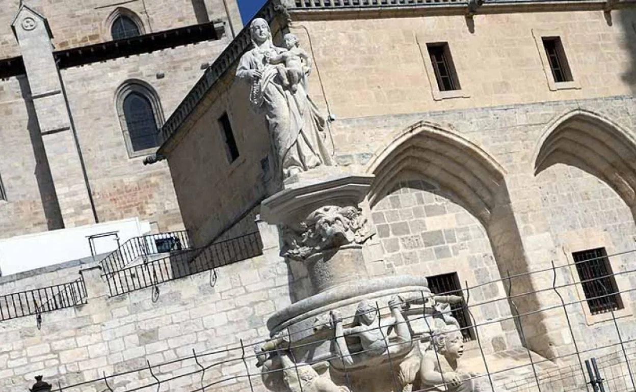 Fuente de la plaza Santa María restaurada. 