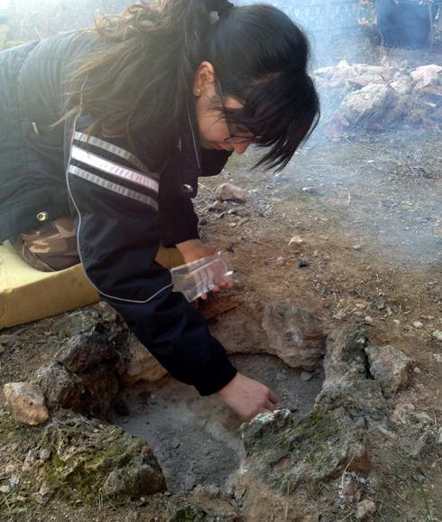 Recogida de muestras en la excavación. 