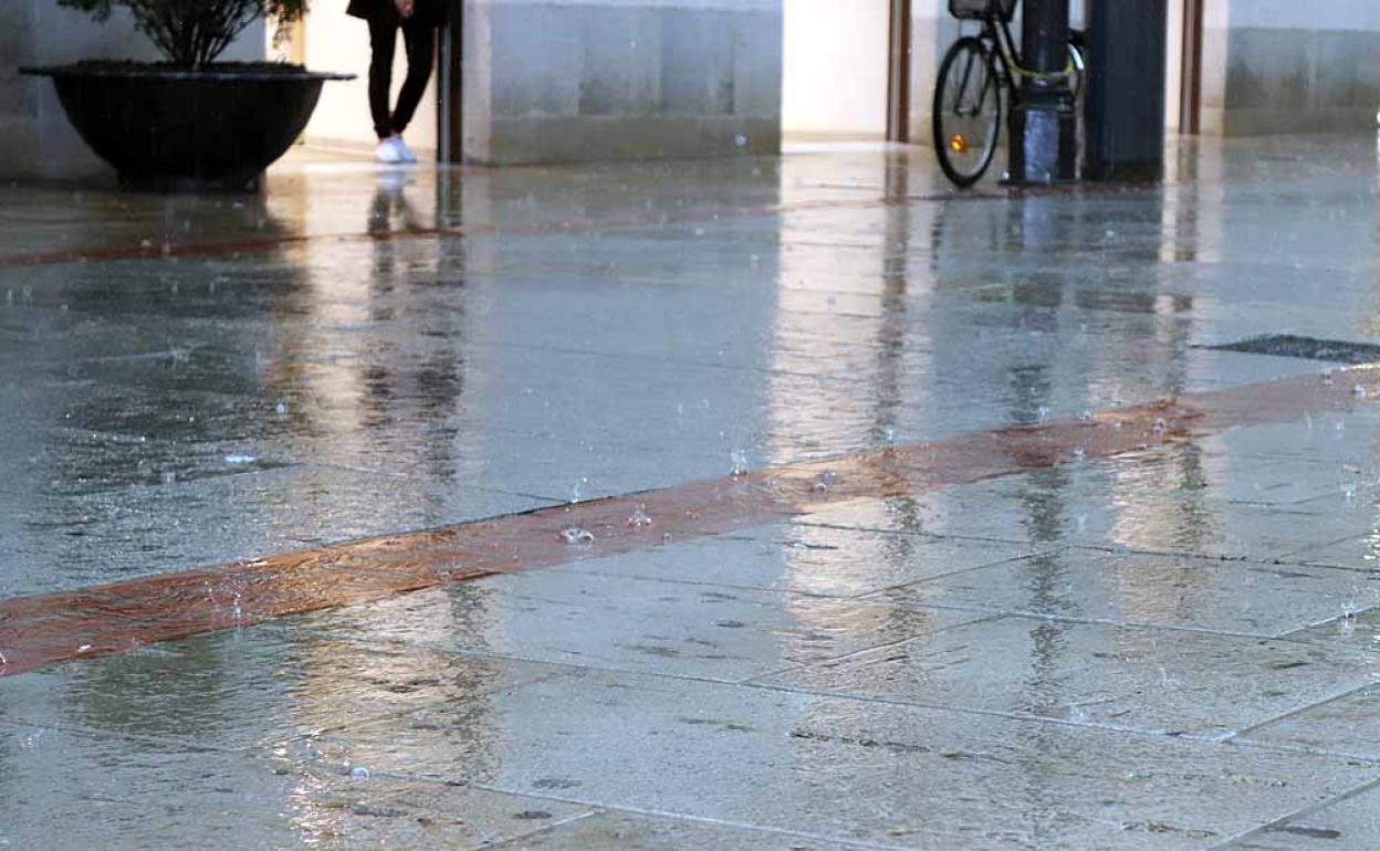 Imagen de archivo de una calle burgalesa mientras llueve. 