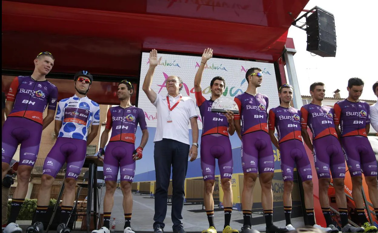 Julio Andrés Izquierdo, de blanco, saluda desde lo alto del podio de la Vuelta.