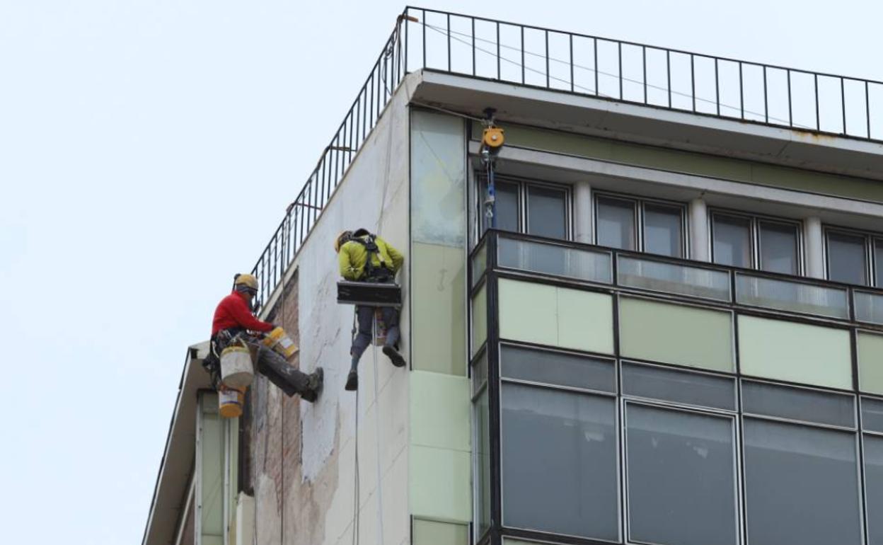 Los trabajos se centran en la fachada medianera. 