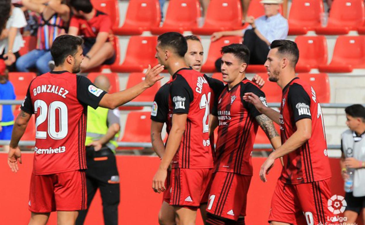 Los jugadores del Mirandés celebran un gol. 