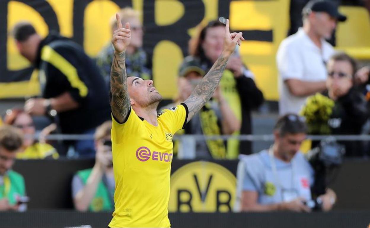 Alcácer celebra el gol que marcó el sábado ante el Bayer Leverkusen. 