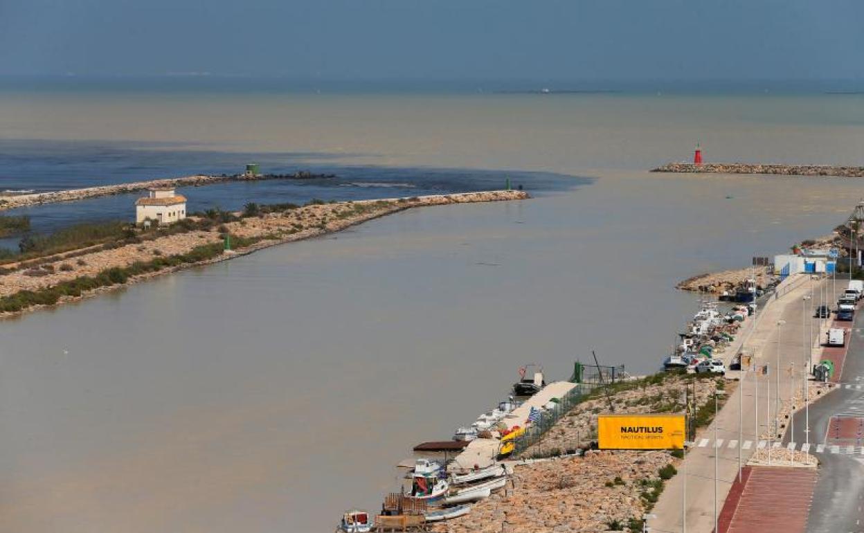Vista de la desembocadura del rio Segura, en Guardamar el Segura, con el color marrón de los sedimentos arrastrados por las inundaciones provocadas por la pasada Gota Fría. 