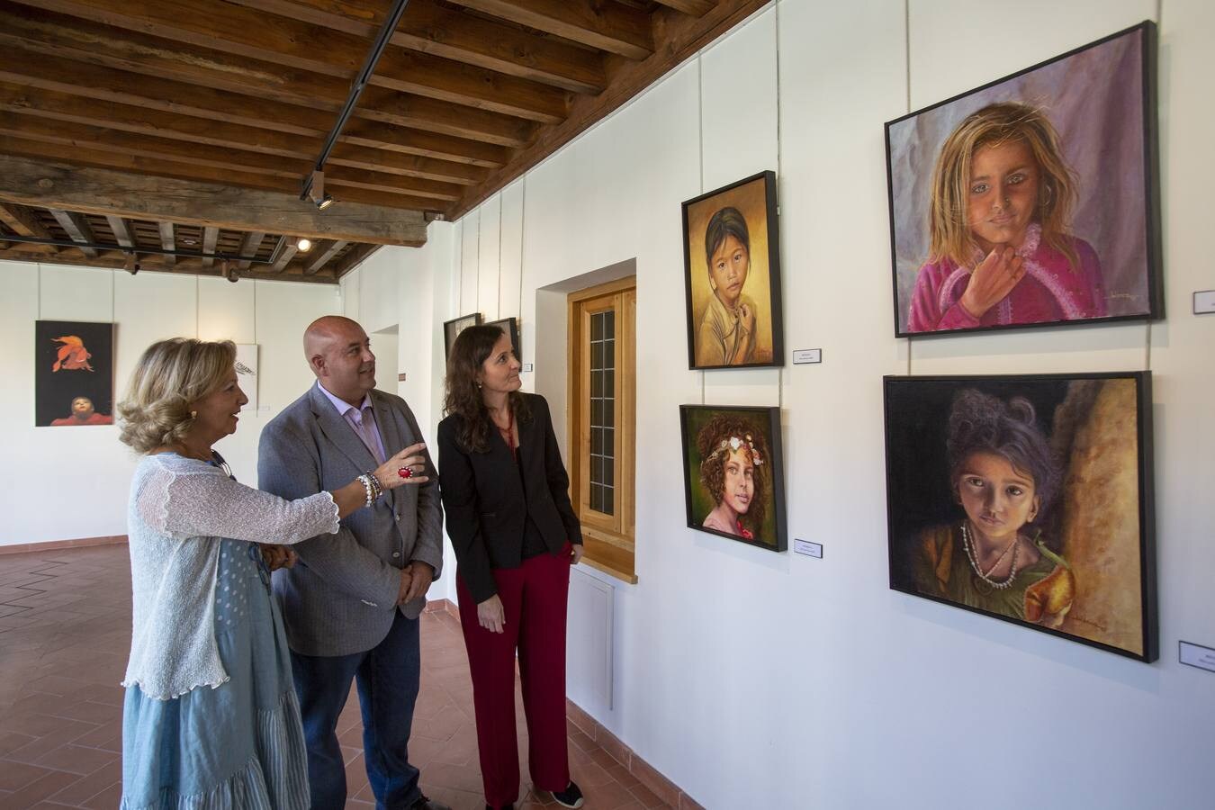 La teniente de alcalde de Empleo, Industria, Comercio y Turismo del Ayuntamiento de Ávila, Sonsoles Prieto, y el concejal de Turismo, Carlos López, inauguran la exposición de pintura ‘Fusión de miradas’, con obras de Blanca López Muñoz y José María Jiménez López.