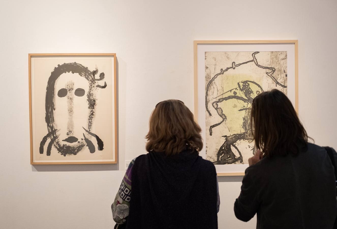 La sala de Las Francesas de Valladolid acoge la exposición 'Miró y Brossa. 100 años'. El centenario del nacimiento de Joan Brosa (1919-1998) enmarca la muestra que reúne 69 grabados, litografías y serigrafías de este artista y de Joan Miró (1893-1983), a modo de discurso explorativo de la relación personal y artística que entre ambos trabaron a partir de 1941.