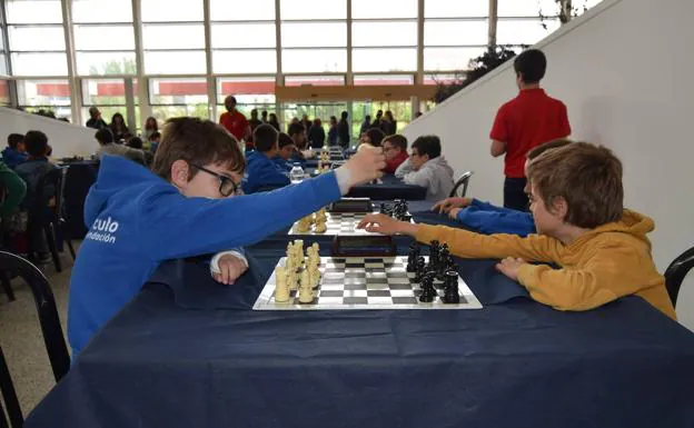 Dos jóvenes juegan el torneo Peones Pasados.