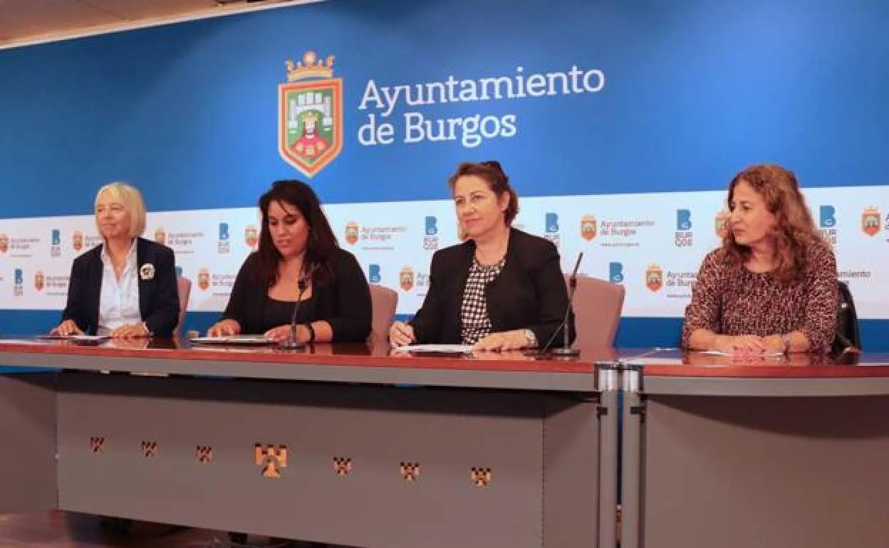 La presidenta de la asociación de inspectores sanitarios de Castilla y León, María Salud Palenzuela (segunda por la derecha), acompañada por la concejala de Sanidad, Estrella Paredes (segunda por la izquierda).