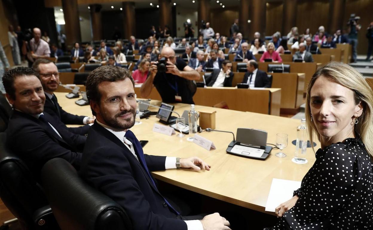 Casado, junto a su equipo de dirección, este jueves en la última reunión parlamentaria en el Congreso. 