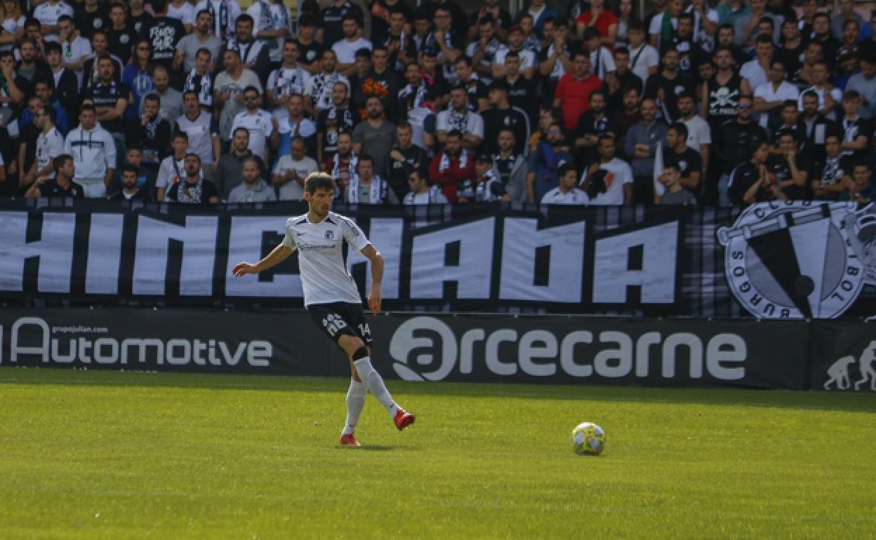 Albístegui golpea un balón. 