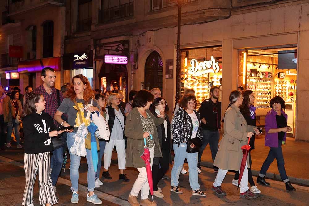 El movimiento feminista burgalés ha secundado la movilización nacional para visibilizar, de noche y en violeta, la lacra de la violencia machista