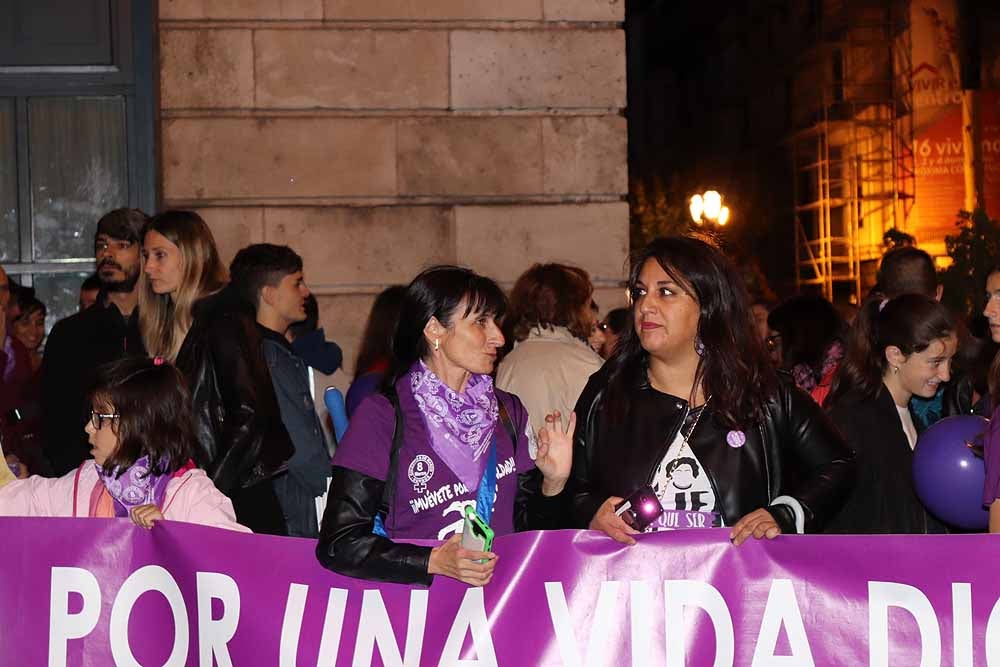 El movimiento feminista burgalés ha secundado la movilización nacional para visibilizar, de noche y en violeta, la lacra de la violencia machista