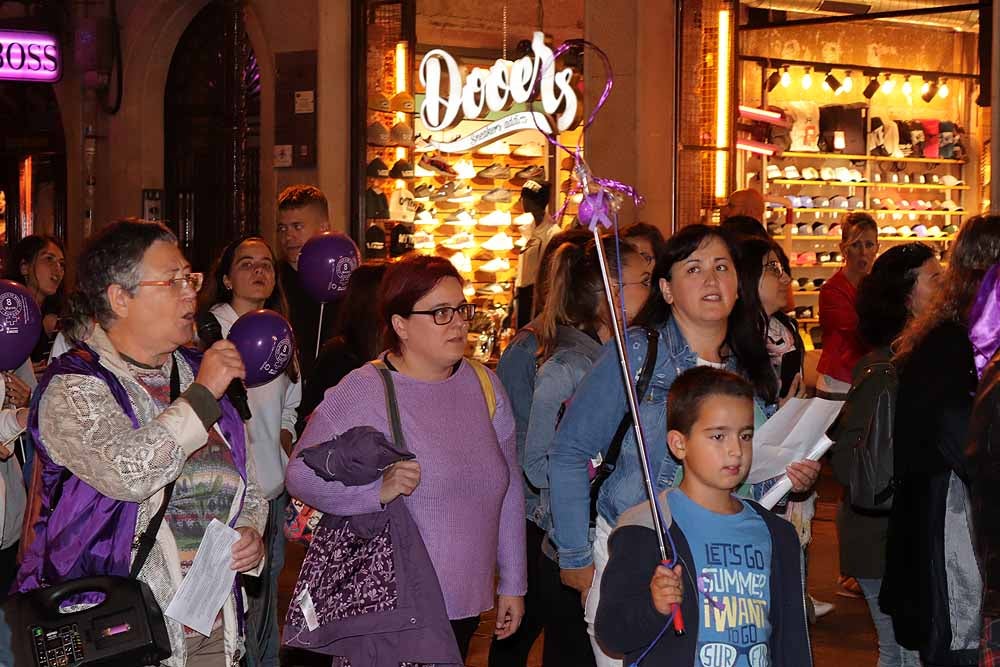 El movimiento feminista burgalés ha secundado la movilización nacional para visibilizar, de noche y en violeta, la lacra de la violencia machista