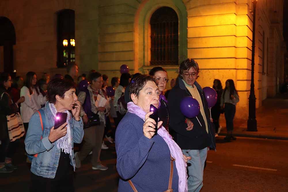 El movimiento feminista burgalés ha secundado la movilización nacional para visibilizar, de noche y en violeta, la lacra de la violencia machista