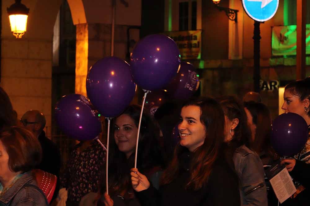 El movimiento feminista burgalés ha secundado la movilización nacional para visibilizar, de noche y en violeta, la lacra de la violencia machista