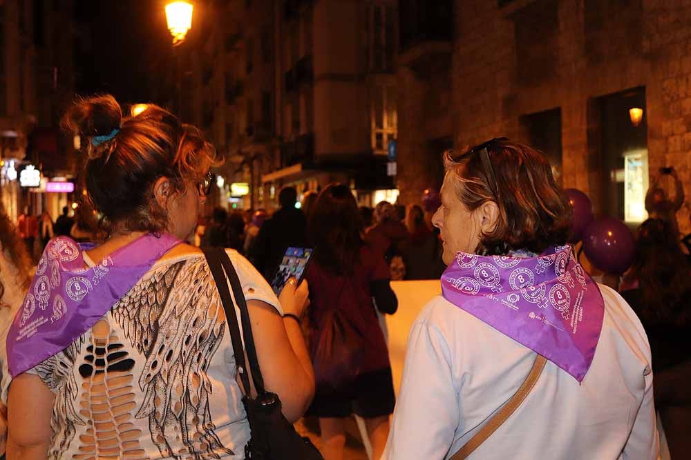 El movimiento feminista burgalés ha secundado la movilización nacional para visibilizar, de noche y en violeta, la lacra de la violencia machista