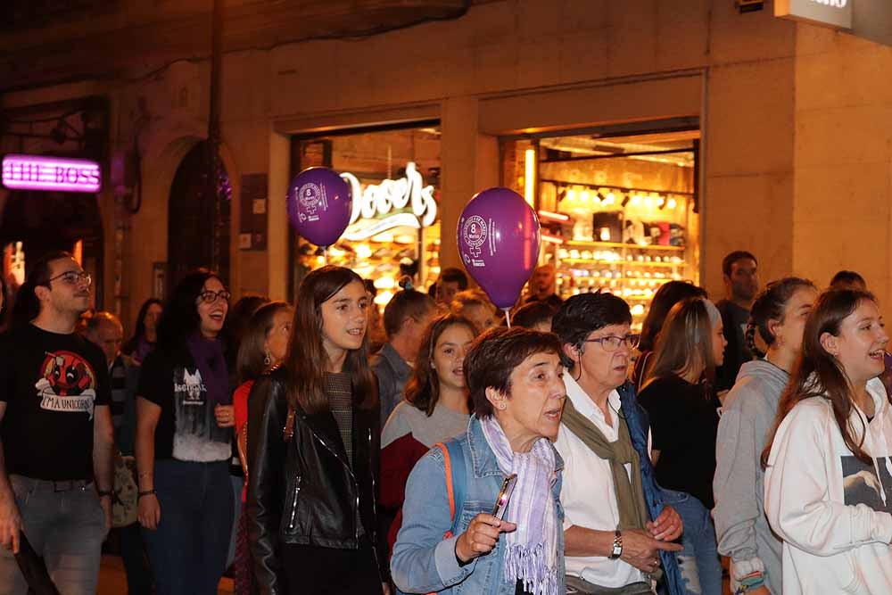 El movimiento feminista burgalés ha secundado la movilización nacional para visibilizar, de noche y en violeta, la lacra de la violencia machista