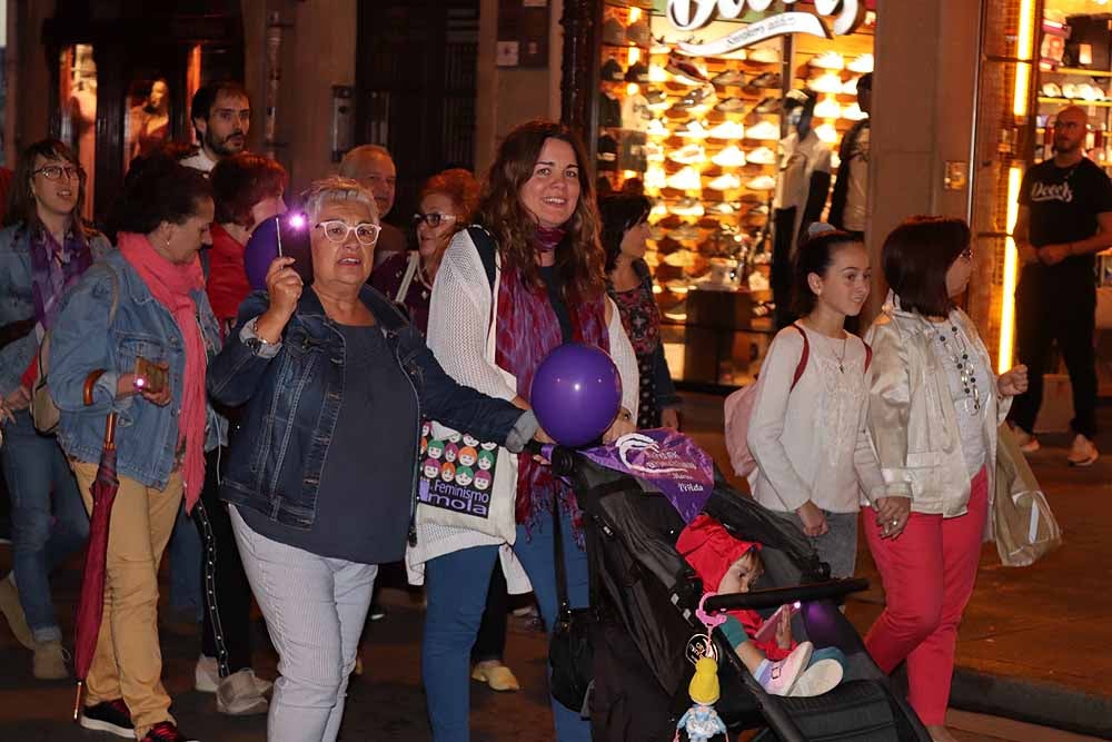 El movimiento feminista burgalés ha secundado la movilización nacional para visibilizar, de noche y en violeta, la lacra de la violencia machista