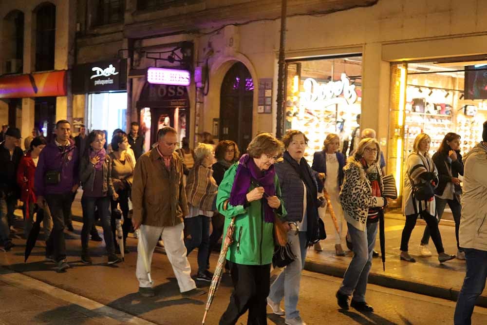 El movimiento feminista burgalés ha secundado la movilización nacional para visibilizar, de noche y en violeta, la lacra de la violencia machista