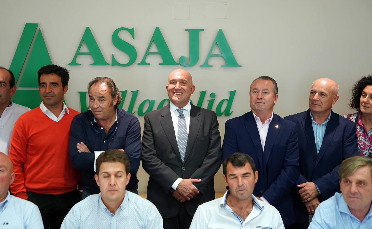 Carnero, en el centro, posa con la directiva de Asaja.