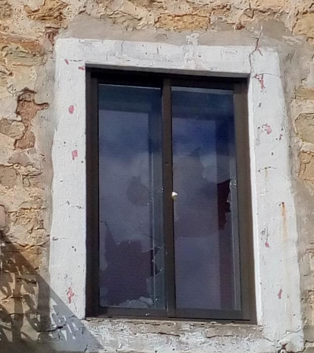 Detalle de los daños causados en una ventana