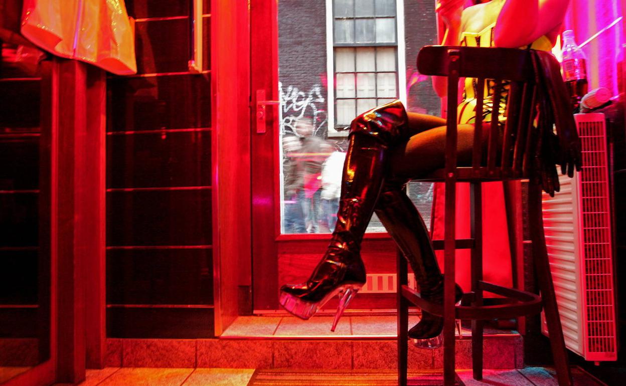 Una prostituta, en uno de los escaparates del barrio rojo de Ámsterdam.