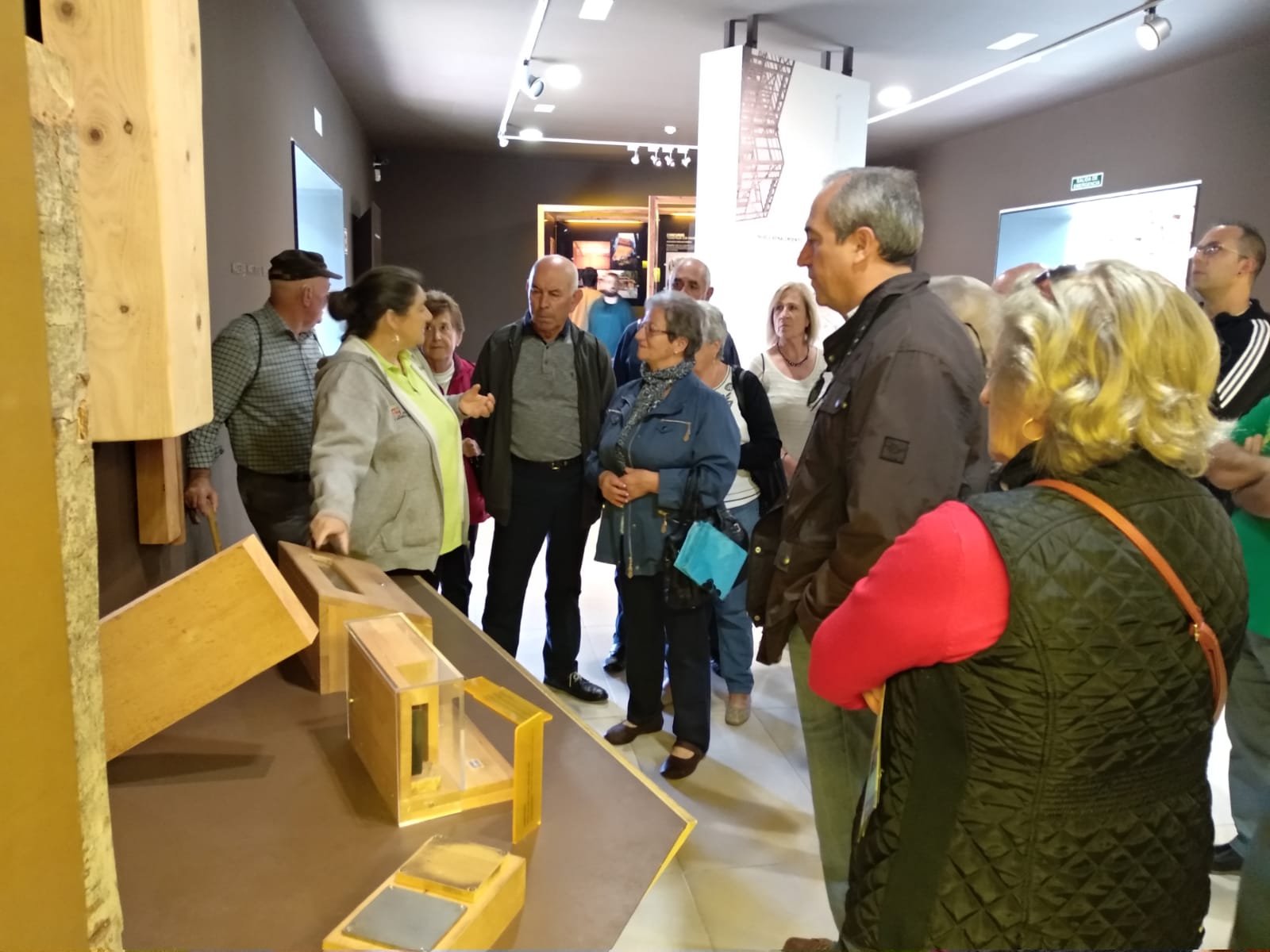 Canicosa de la Sierra se ha abierto de par en par para los participantes del quinto encuentro de la Comunidad Viva Castilla y León, en el que han participado hoy más de 600 personas procedentes de los municipios que forman parte de la asociación: Mansilla Mayor (León), Lubián (Zamora), Rágama (Salamanca), San Miguel del Pino (Valladolid), Villaherreros (Palencia), Molinos de Duero (Soria), Sebúlcor (Segovia), El Oso (Ávila) y los vecinos de la localidad serrana, que han ejercido de anfitriones y han mostrado sus tradiciones y su patrimonio, tanto cultural como natural.